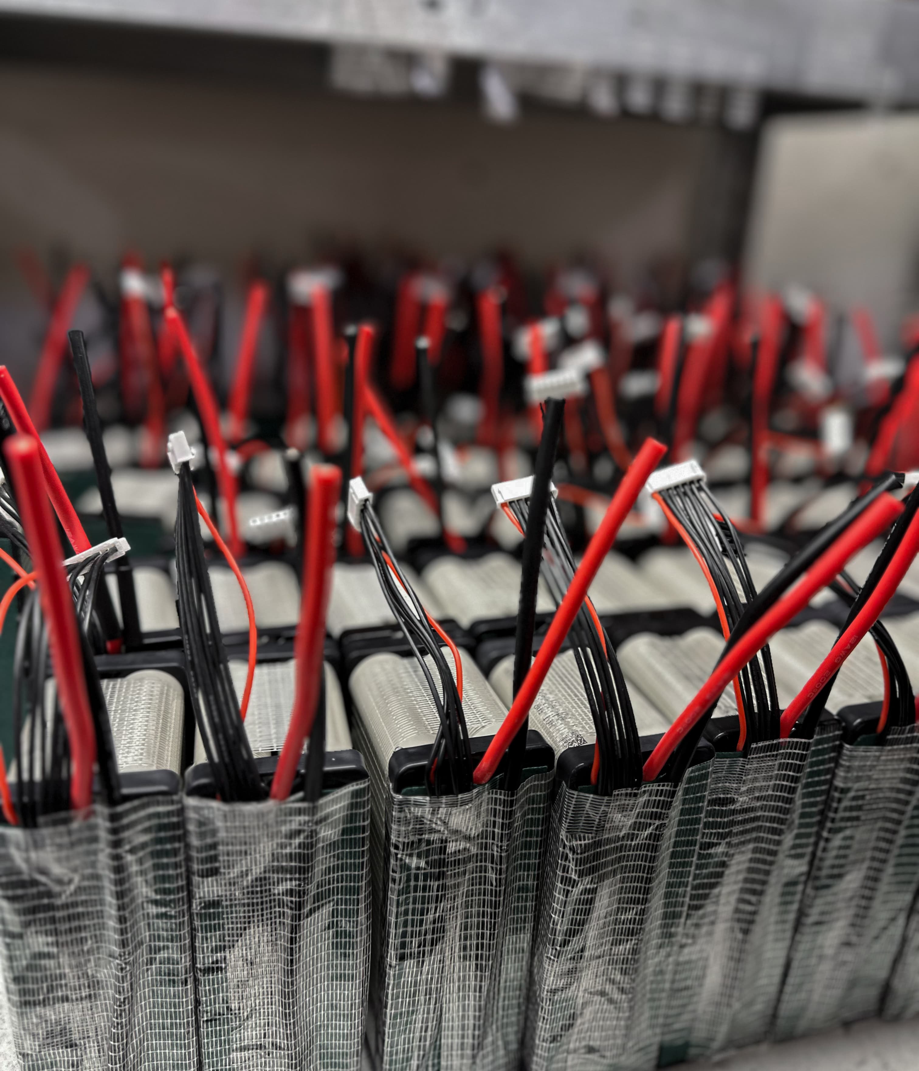 Produkcja seryjna pakietów akumulatorowych w zakładzie