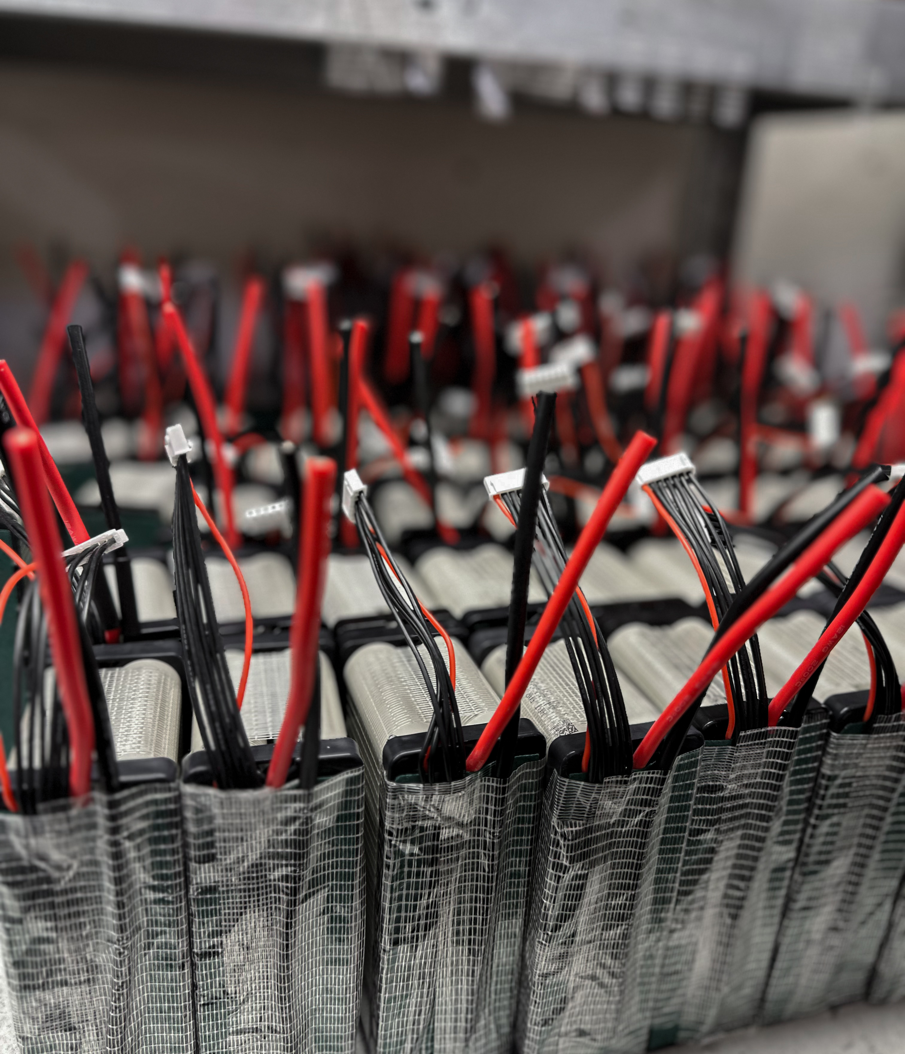 Produkcja seryjna pakietów akumulatorowych w zakładzie