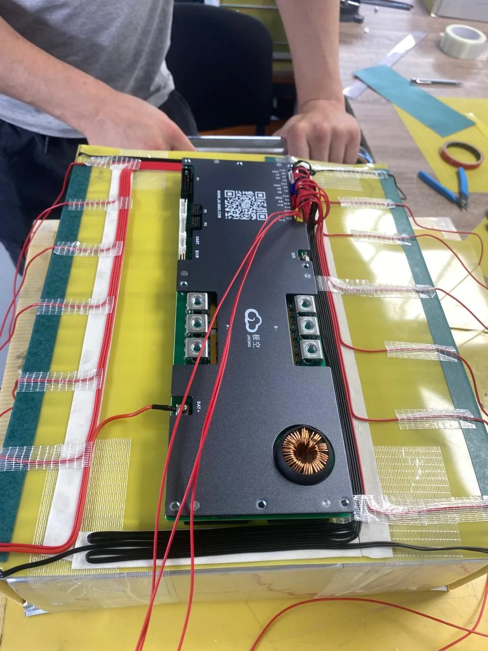 Instalacja systemu BMS na pakiecie dużej pojemności