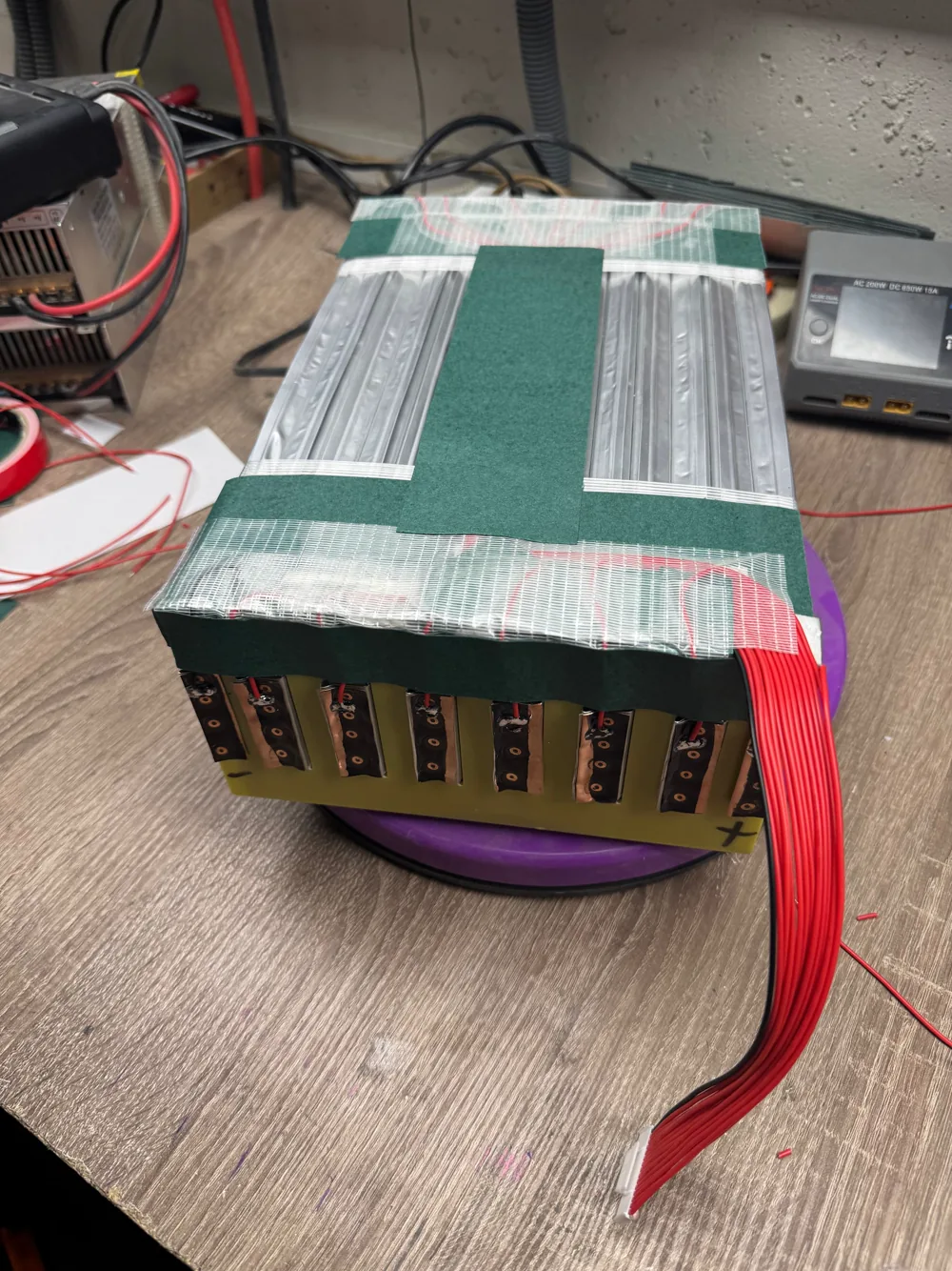 Prototyp pakietu akumulatorowego z okablowaniem mocy