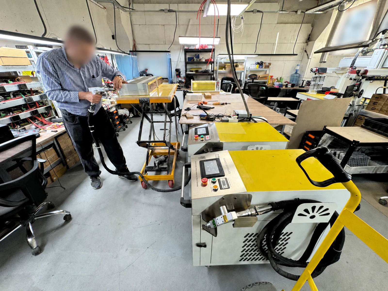 Technik pracujący na stanowisku produkcyjnym ServiceLine